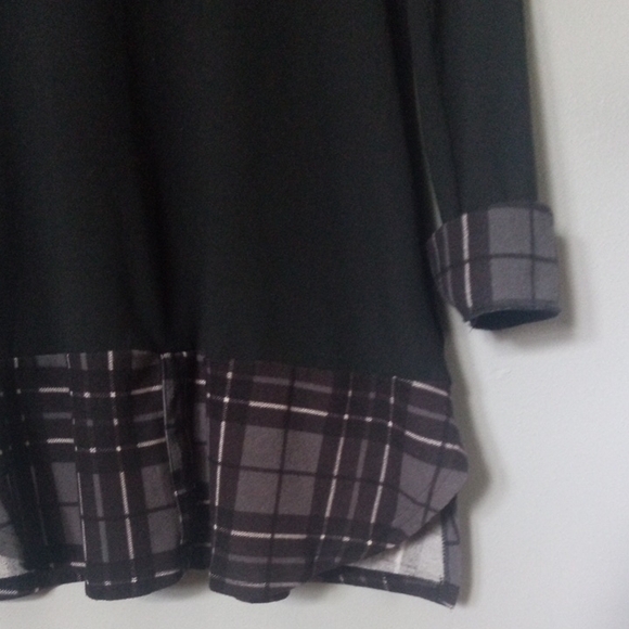 Reborn Women's Black Pullover Tunic with Plaid Hem Size Large - Picture 3 of 6